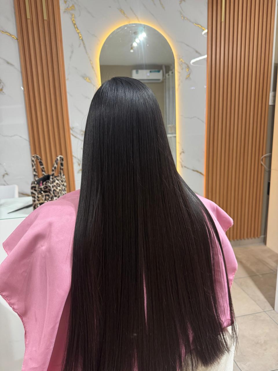 Cabello negro largo, lacio y brillante realizado en NSBE Studio