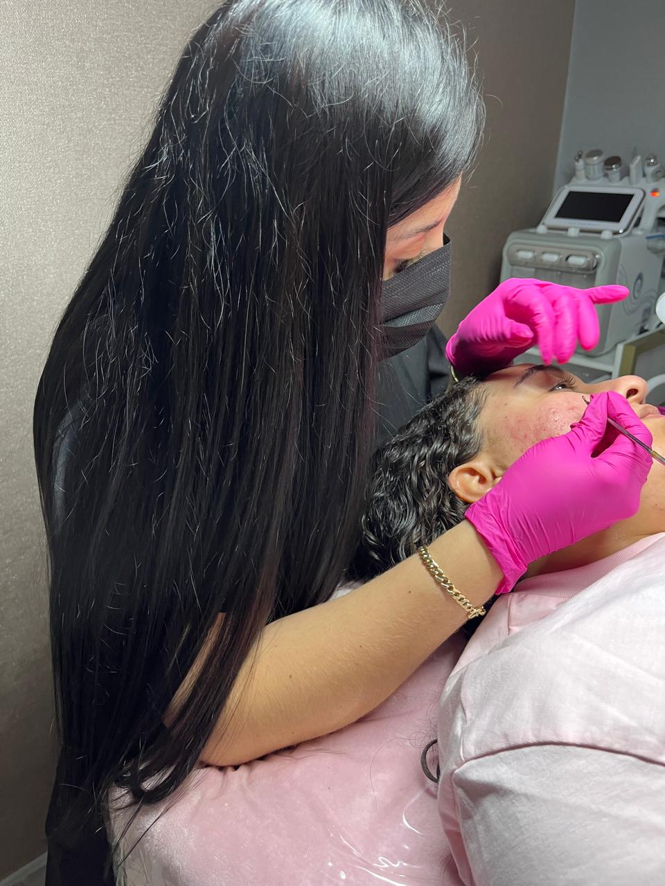 Tratamiento Hydrafacial en NSBE Studio con la especialista trabajando sobre el rostro y el equipo visible al fondo