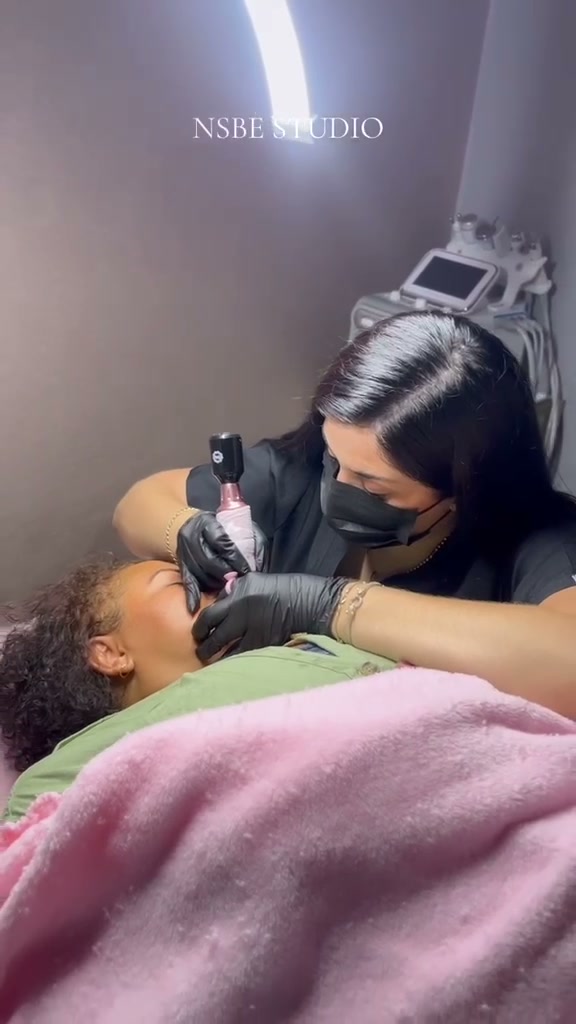 Procedimiento de micropigmentación en labios en NSBE Studio